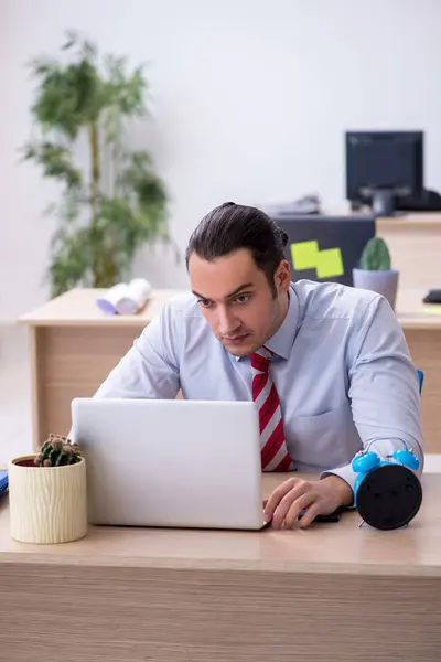 Ung manlig anställd i time management koncept — Stockfoto