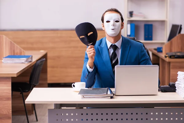 Junge männliche Angestellte mit Masken im Büro — Stockfoto