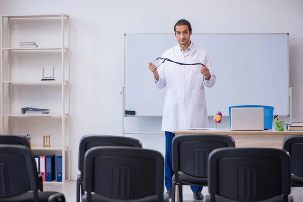 Młody lekarz prowadzący seminarium w klasie — Zdjęcie stockowe