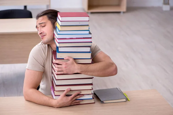 Giovane studente maschio che si prepara per gli esami in biblioteca — Foto Stock