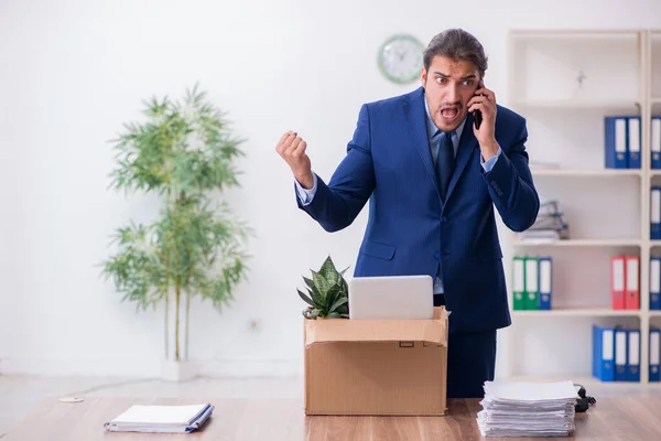 Junger Mann wird von seiner Arbeit entlassen — Stockfoto