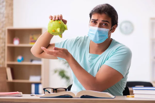 Joven en concepto de educación costosa durante pandemia —  Fotos de Stock