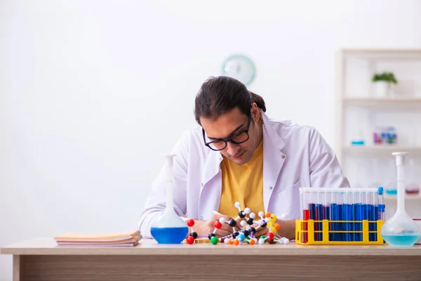 Jonge mannelijke scheikundige leraar in de klas — Stockfoto