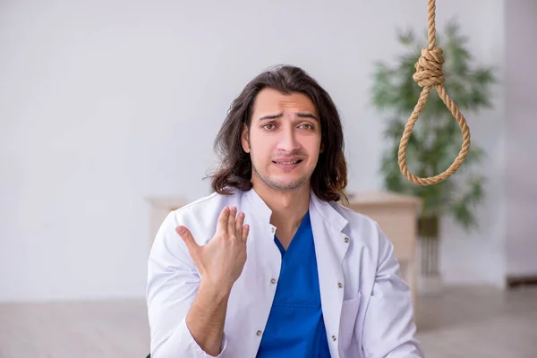 Joven doctor suicidándose en el hospital —  Fotos de Stock