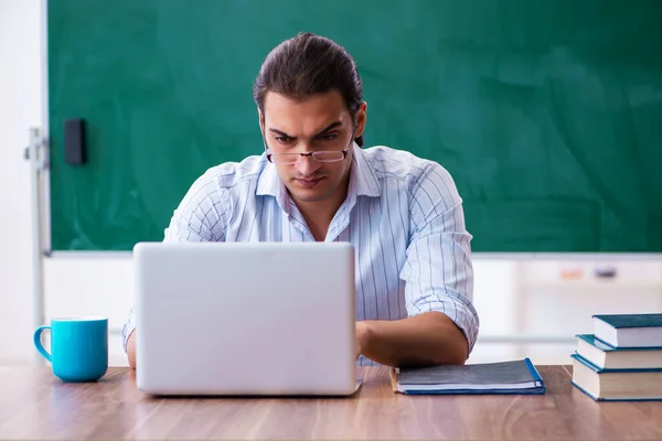 Young male teacher in tele-education concept in the classroom — Stock Photo, Image