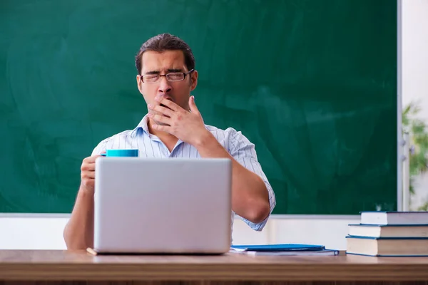 Jeune professeur masculin devant le tableau noir — Photo