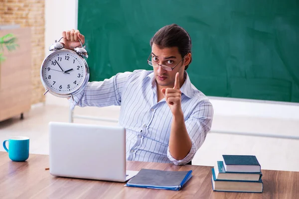 Jovem professor do sexo masculino no conceito de gestão do tempo — Fotografia de Stock