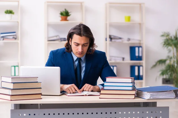 Jeune homme d'affaires étudiant sur le lieu de travail — Photo