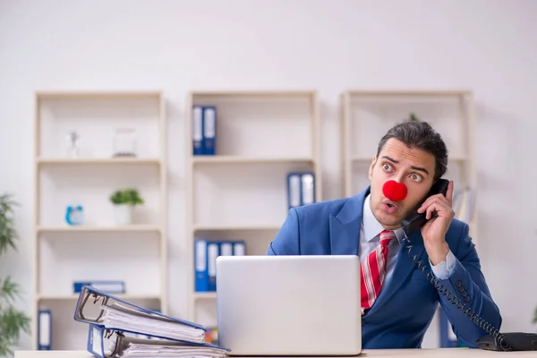 Drôle employé clown travailler dans l 'bureau — Photo