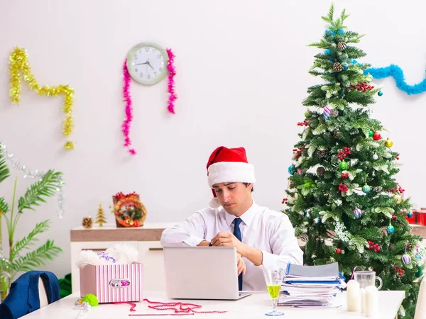 Υπάλληλος επιχειρηματίας γιορτάζει τα Χριστούγεννα στο γραφείο — Φωτογραφία Αρχείου
