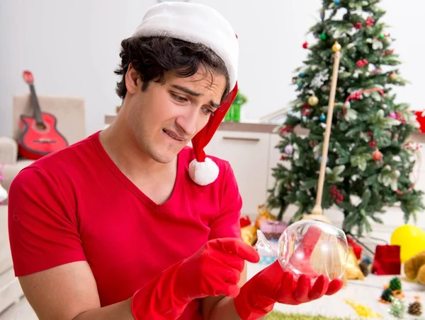 Man schoonmaken van zijn appartement na kerstfeest — Stockfoto