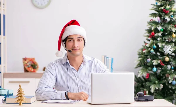 Telesales operador durante la venta de Navidad en el teléfono — Foto de Stock