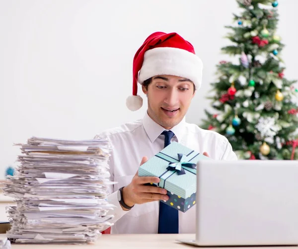 Joven empleado de negocios en el concepto de Navidad oficina —  Fotos de Stock