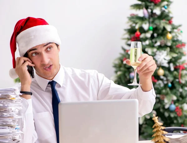 Giovane lavoratore che lavora in ufficio nel turno di Natale — Foto Stock