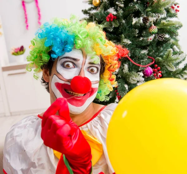 Grappige clown in Kerstmis viering concept — Stockfoto