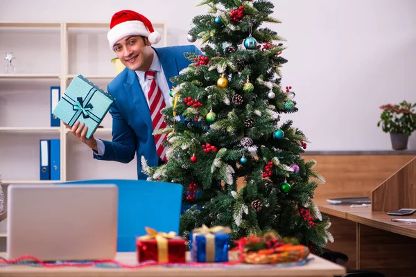 Jeune employé masculin célébrant Noël sur le lieu de travail — Photo