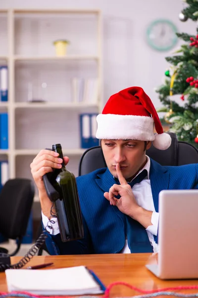 Employé au bureau pendant la fête de Noël — Photo