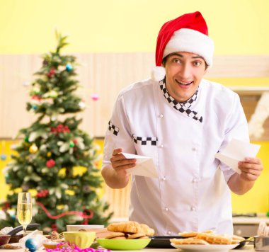 Noel arifesi mutfakta çalışan genç şef koca