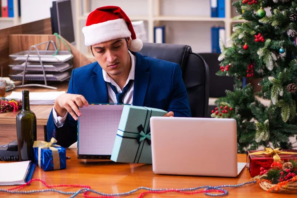 Employé au bureau pendant la fête de Noël — Photo