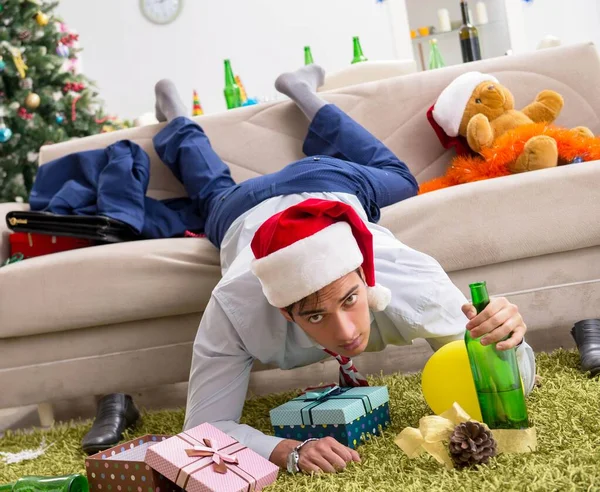 Ung snygg anställd firar jul på arbetsplatsen — Stockfoto