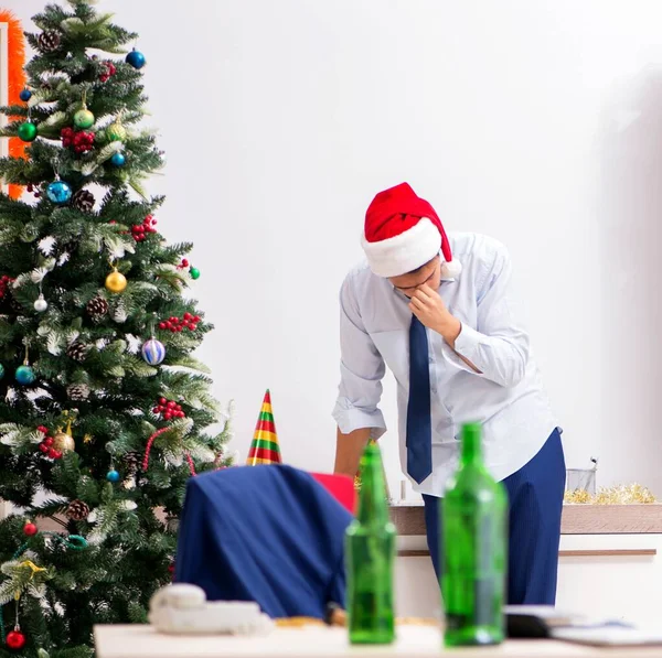 Ung snygg anställd firar jul på arbetsplatsen — Stockfoto