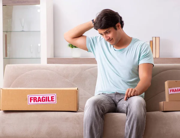 Mann öffnet fragiles Paket, das im Internet bestellt wurde — Stockfoto