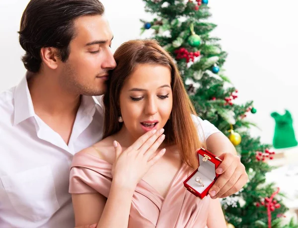 Hombre haciendo propuesta de matrimonio en el día de Navidad — Foto de Stock