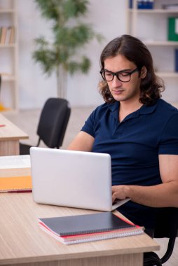 Tele-eğitim konseptinde genç bir erkek öğrenci