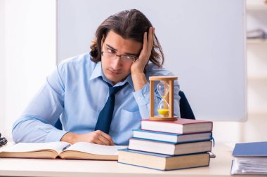 Zaman yönetimi konseptinde genç işadamı öğrencisi