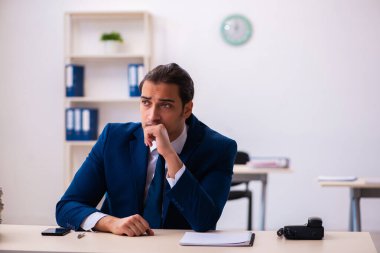 Ofiste çalışan genç bir erkek.