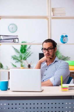 Ofiste çalışan genç bir erkek.