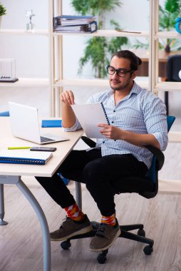 Ofiste çalışan genç bir erkek.