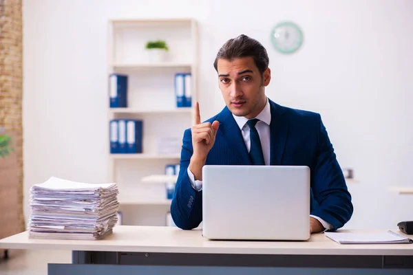 Jeune employé masculin travaillant au bureau — Photo