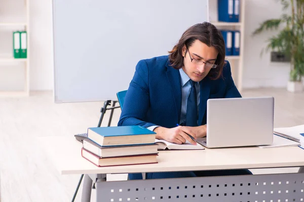 Jovem empresário estudante estudando no local de trabalho — Fotografia de Stock