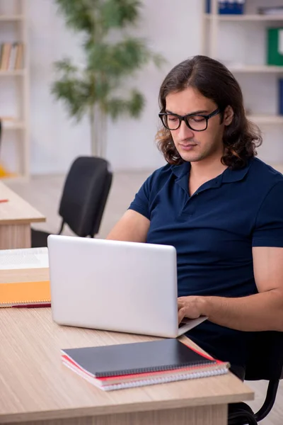 Junge männliche Studenten in Tele-Education-Konzept — Stockfoto