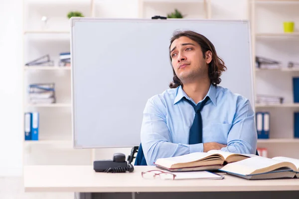 Jonge zakenman studeert op het werk — Stockfoto