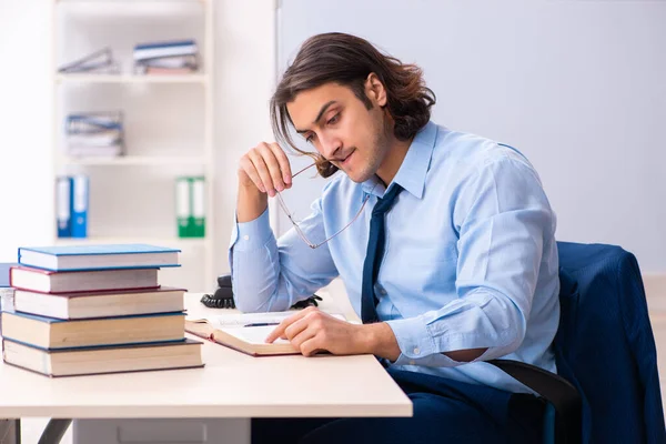 Giovane studente uomo d'affari che studia sul posto di lavoro — Foto Stock