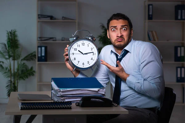 Jeune homme d'affaires travaillant tard dans le bureau — Photo