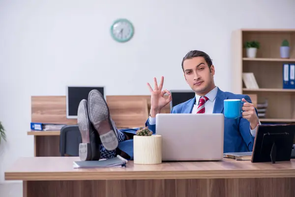 Joven empleado masculino bebiendo café durante el descanso — Foto de Stock