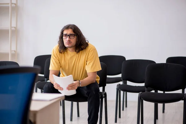 Joven estudiante masculino esperando al profesor en el aula —  Fotos de Stock