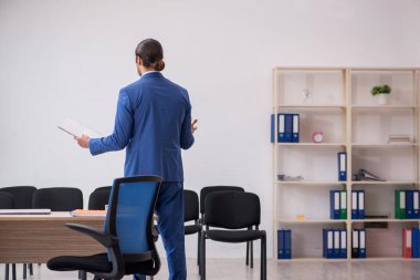 Genç işadamı salgın sırasında sunum yapıyor