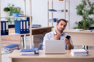 Ofiste çalışan genç bir muhasebeci.