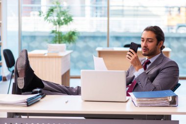 Ofiste çalışan genç bir erkek.