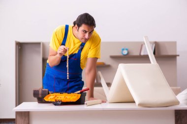 Genç erkek marangoz evde mücevher çalıyor.