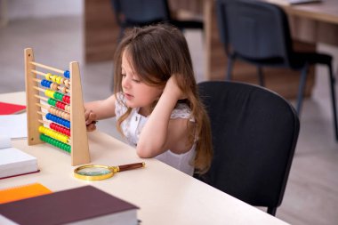 Evde sınava hazırlanan küçük kız.