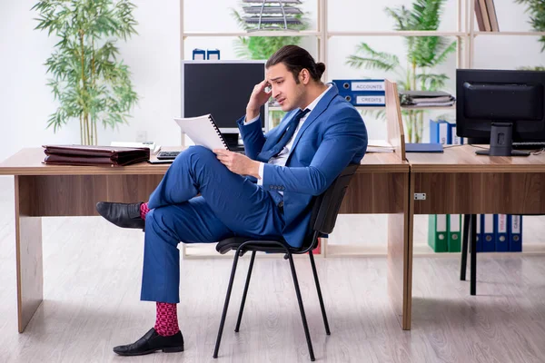 Joven hombre de negocios empleado en el lugar de trabajo — Foto de Stock