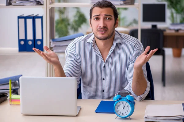 Hungrig manlig anställd väntar på mat i tid management koncept — Stockfoto