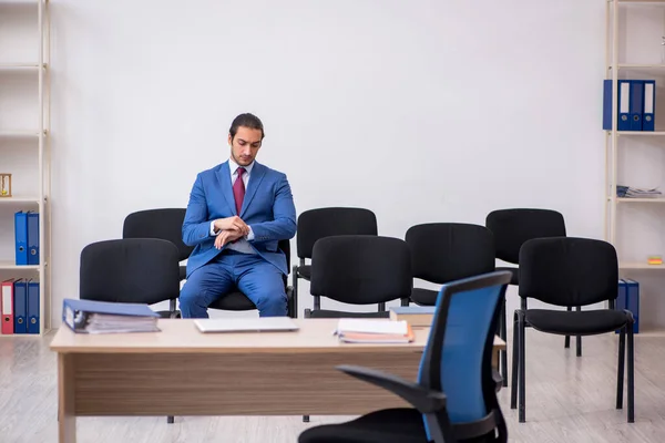 Jungunternehmer hält Vortrag während Pandemie — Stockfoto