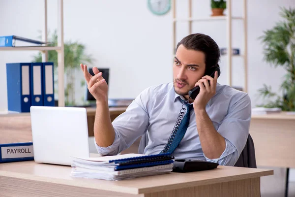 Jeune comptable homme travaillant dans le bureau — Photo