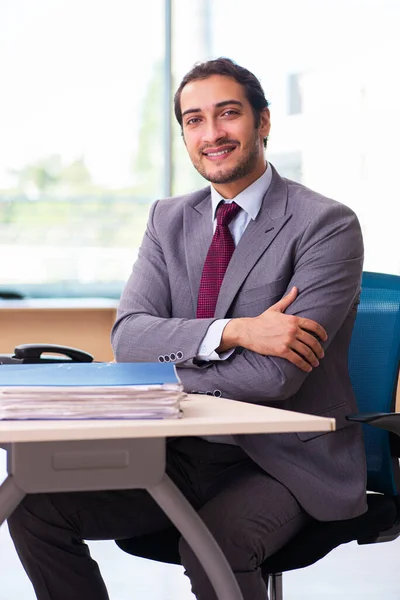 Junge männliche Angestellte im Büro — Stockfoto